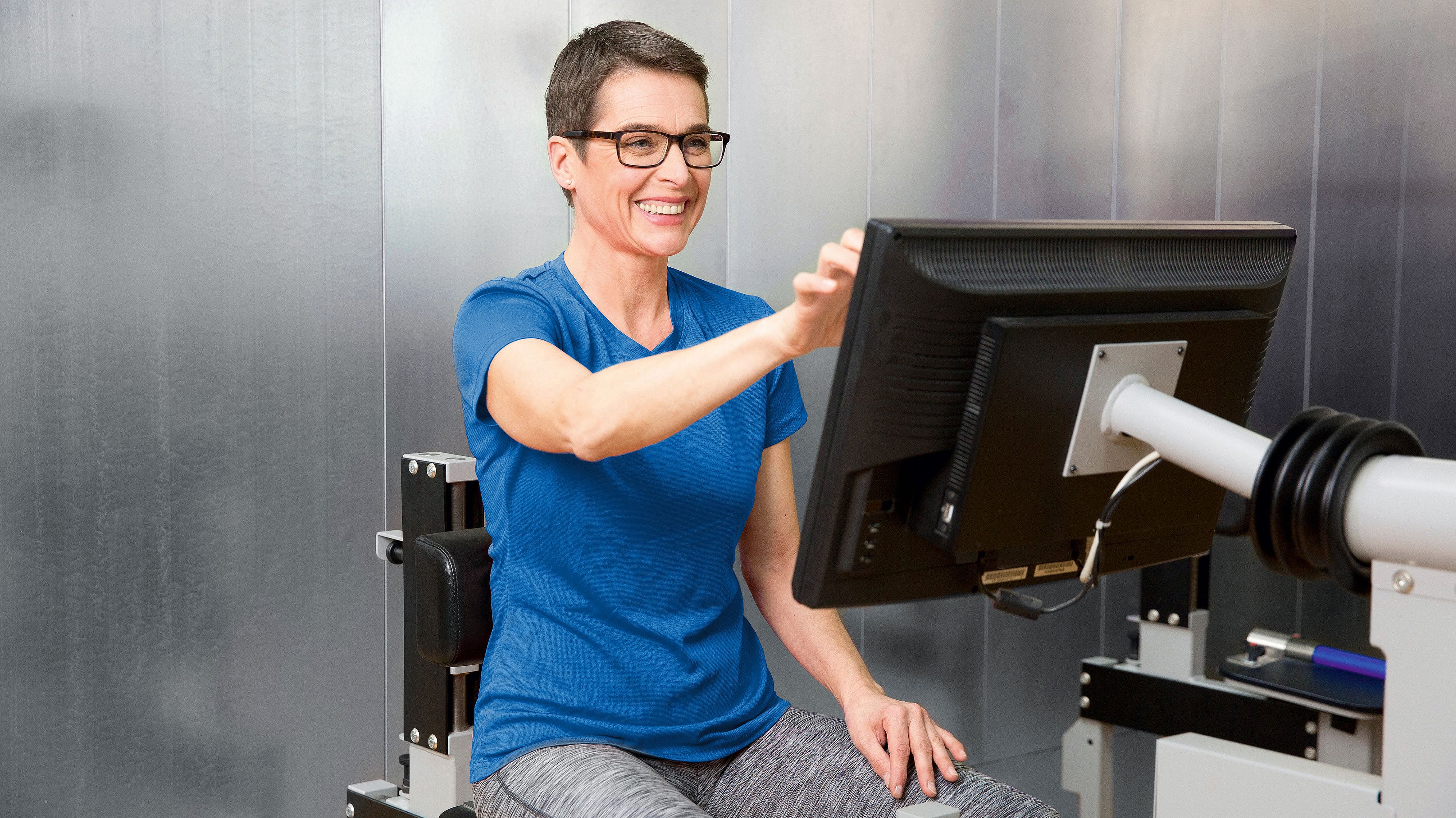 Eine Kieser Training-Kundin trainiert an der Beckenbodenmaschine A5.